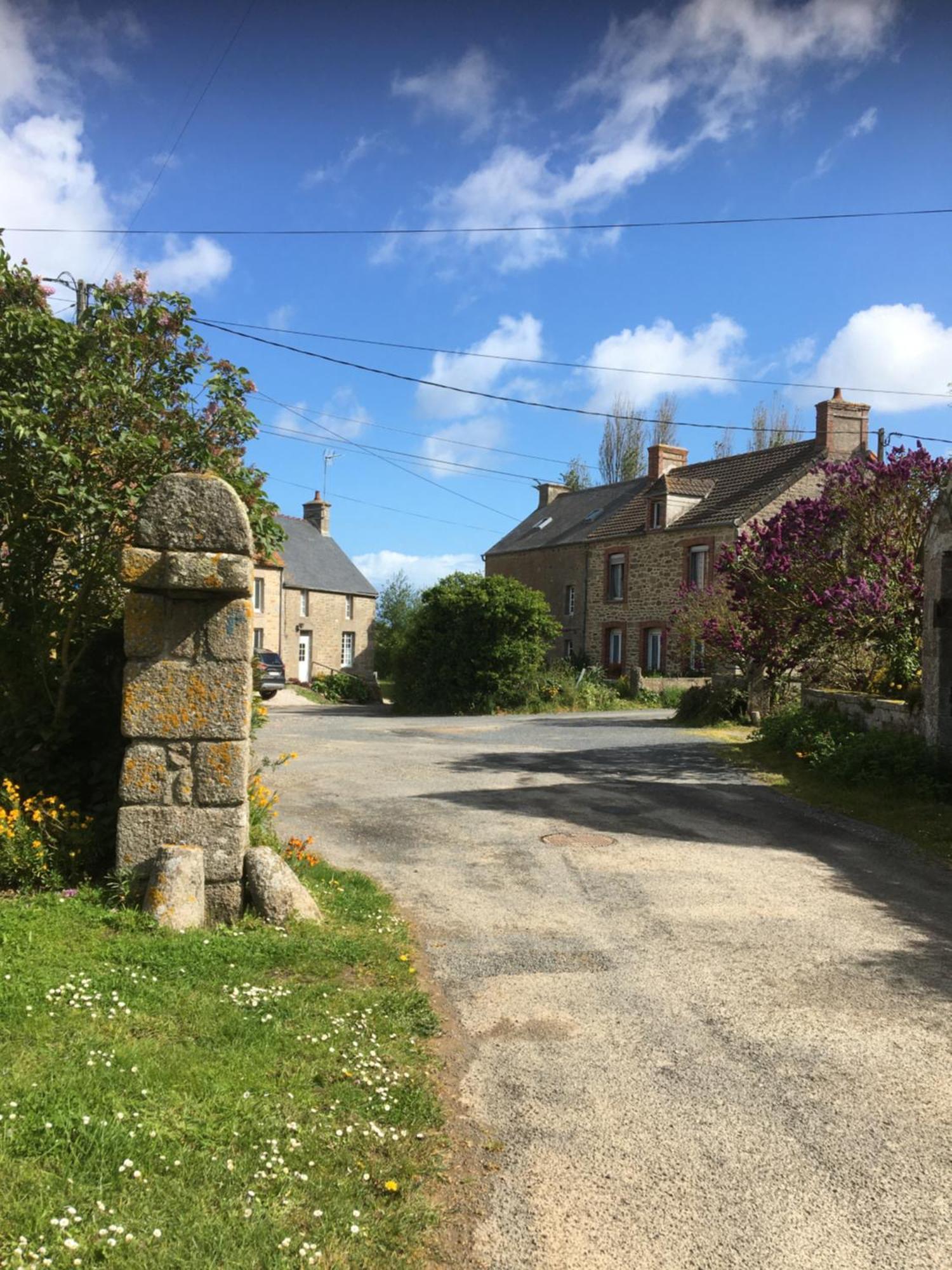 Montfarville Entre Roches Et Marees Bed & Breakfast エクステリア 写真